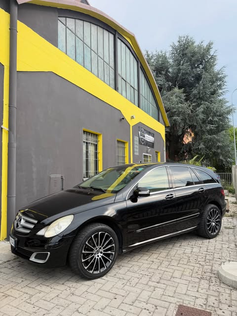 Mercedes-Benz Classe R nera davanti al capannone giallo di Via Carlo Zatti